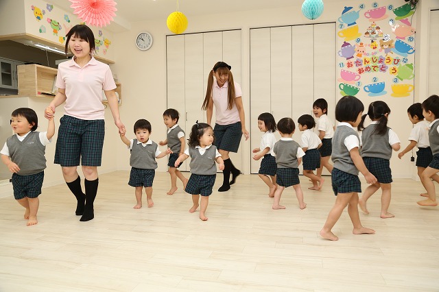お絵かきする子ども